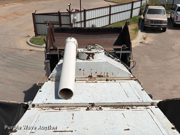 image for item FI0362 Roadtec SB-2500 material transfer vehicle