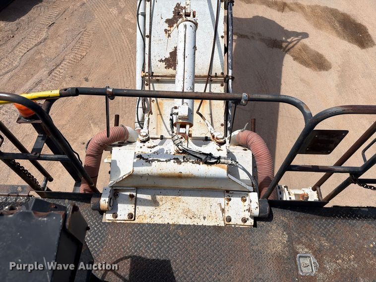 image for item FI0362 Roadtec SB-2500 material transfer vehicle
