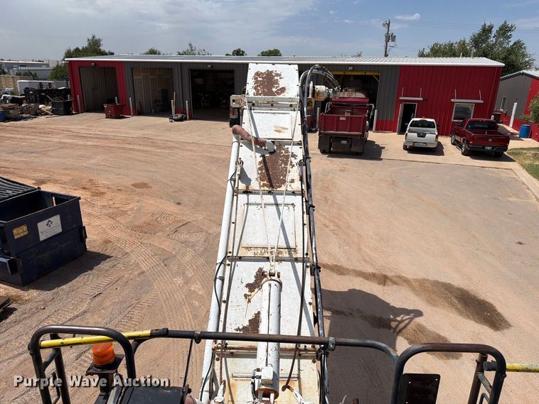 image for item FI0362 Roadtec SB-2500 material transfer vehicle