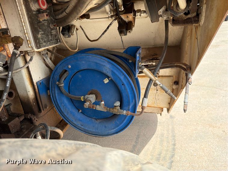 image for item FI0362 Roadtec SB-2500 material transfer vehicle
