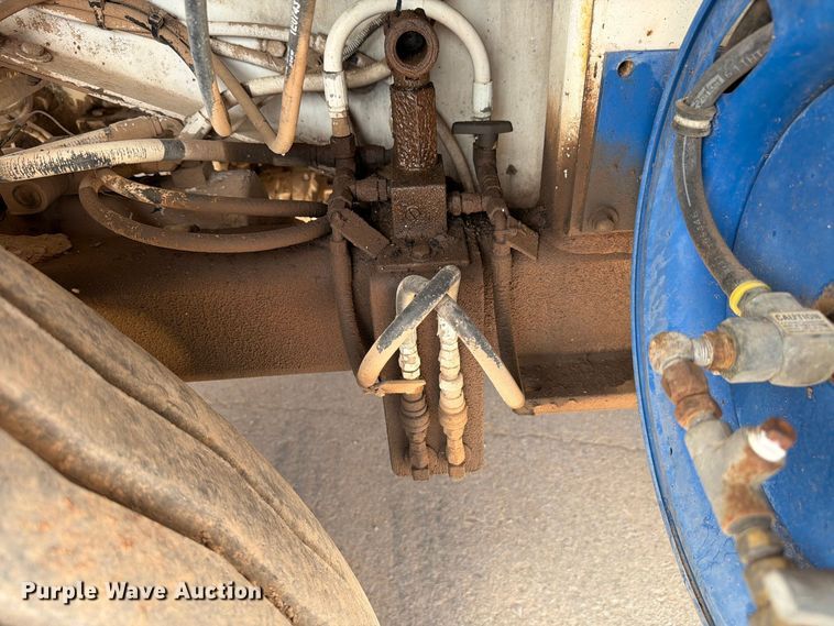 image for item FI0362 Roadtec SB-2500 material transfer vehicle