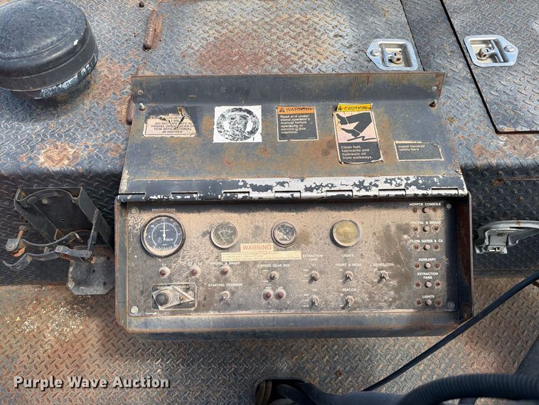 image for item FI0362 Roadtec SB-2500 material transfer vehicle