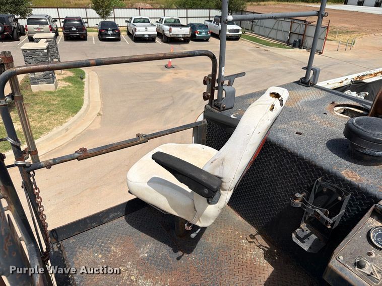 image for item FI0362 Roadtec SB-2500 material transfer vehicle