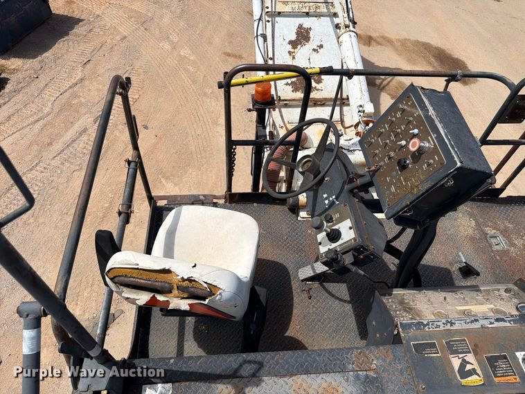 image for item FI0362 Roadtec SB-2500 material transfer vehicle
