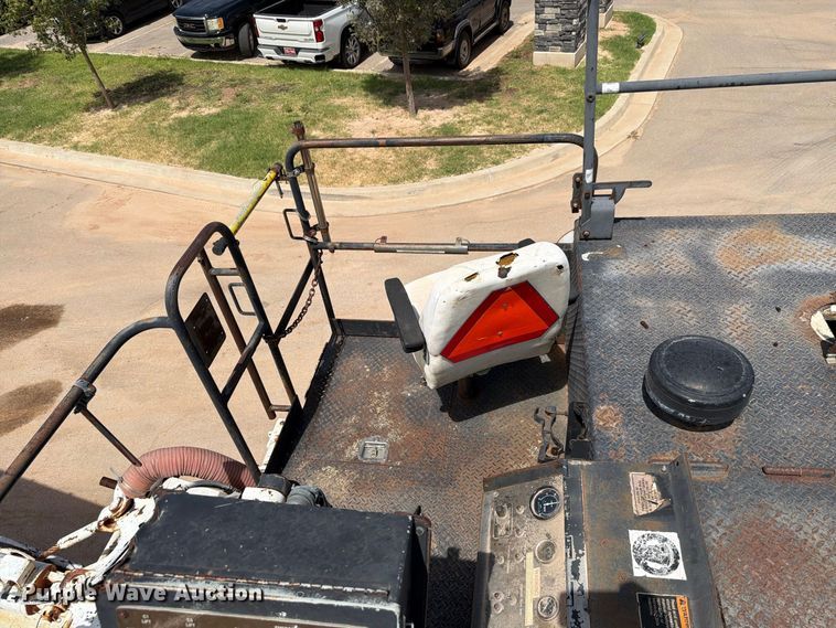 image for item FI0362 Roadtec SB-2500 material transfer vehicle