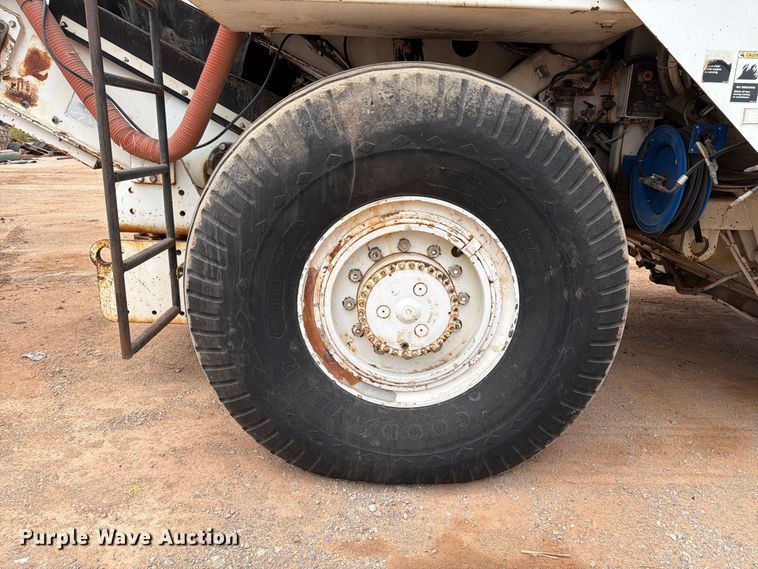 image for item FI0362 Roadtec SB-2500 material transfer vehicle
