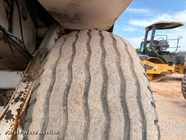 image for item FI0362 Roadtec SB-2500 material transfer vehicle