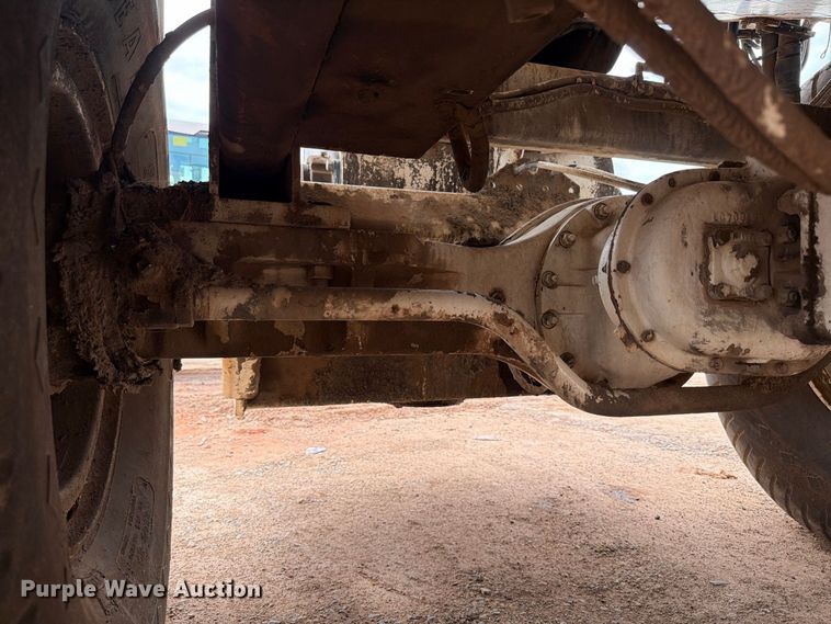 image for item FI0362 Roadtec SB-2500 material transfer vehicle
