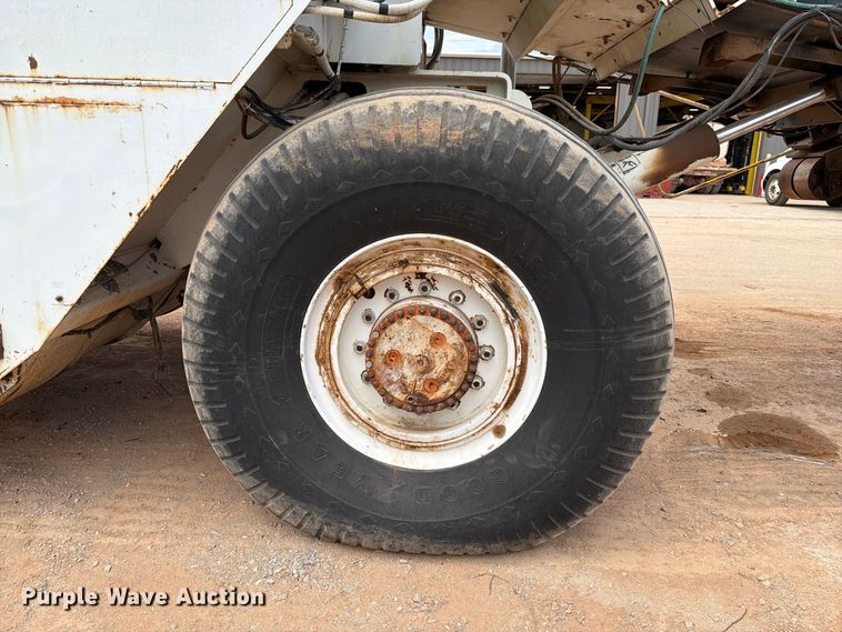 image for item FI0362 Roadtec SB-2500 material transfer vehicle