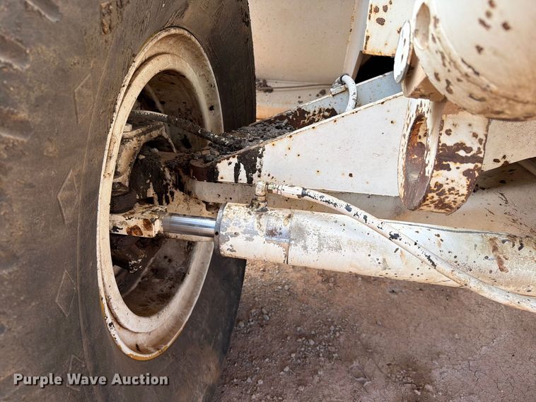 image for item FI0362 Roadtec SB-2500 material transfer vehicle