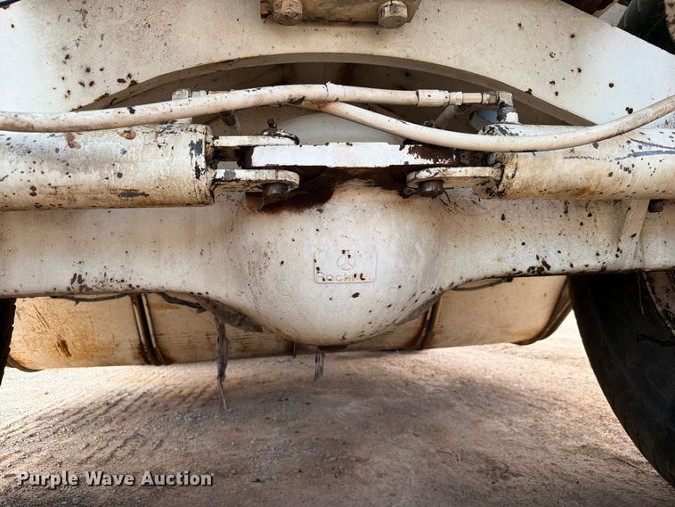 image for item FI0362 Roadtec SB-2500 material transfer vehicle