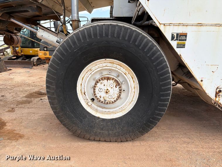 image for item FI0362 Roadtec SB-2500 material transfer vehicle
