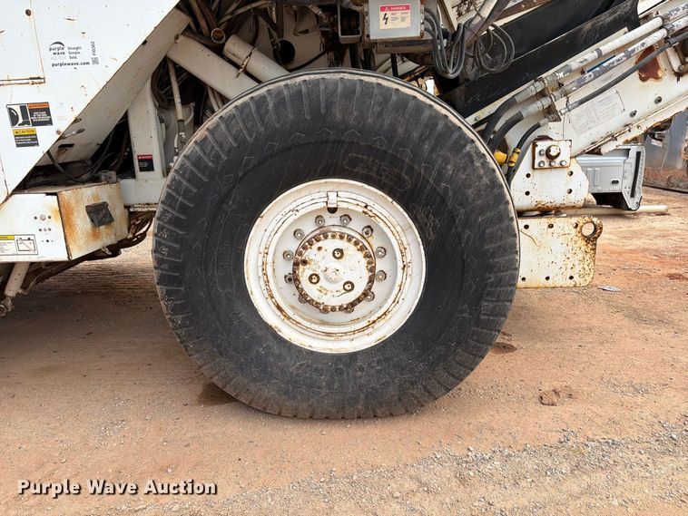 image for item FI0362 Roadtec SB-2500 material transfer vehicle