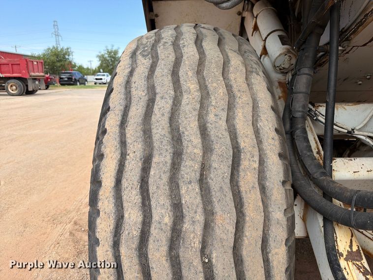 image for item FI0362 Roadtec SB-2500 material transfer vehicle