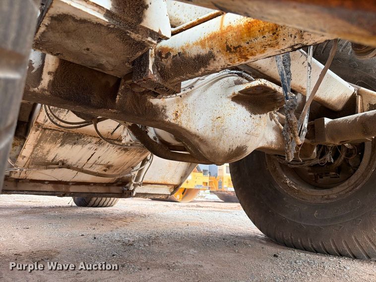 image for item FI0362 Roadtec SB-2500 material transfer vehicle
