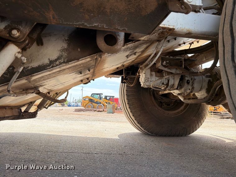 image for item FI0362 Roadtec SB-2500 material transfer vehicle