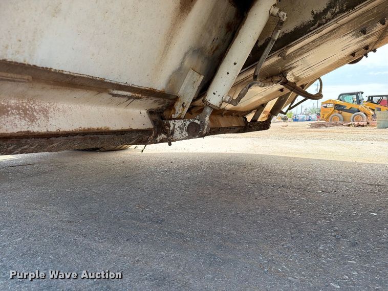 image for item FI0362 Roadtec SB-2500 material transfer vehicle