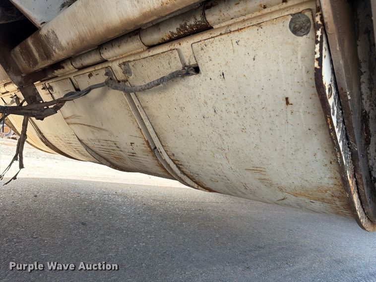 image for item FI0362 Roadtec SB-2500 material transfer vehicle