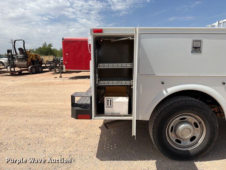 image for item FI0367 2013 Ford F250 Super Duty utility bed pickup truck