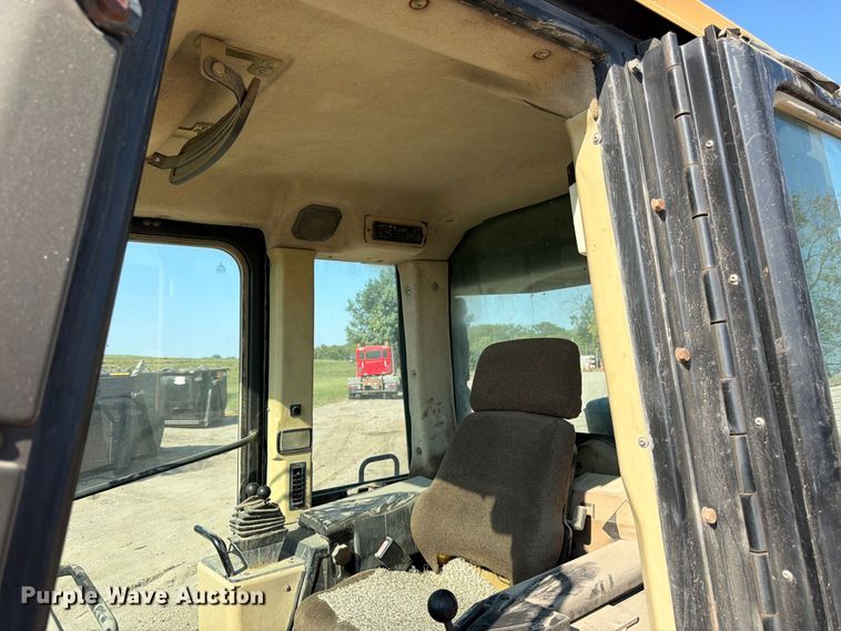 image for item FK3402 2001 Caterpillar 953C track loader