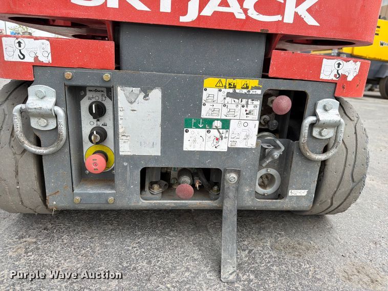 image for item FK4590 2017 Skyjack SJ16 vertical lift