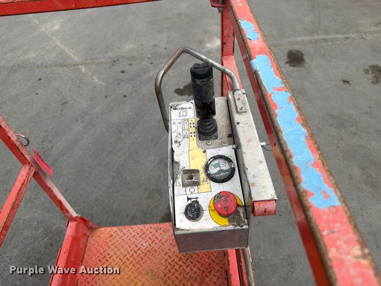image for item FK4590 2017 Skyjack SJ16 vertical lift