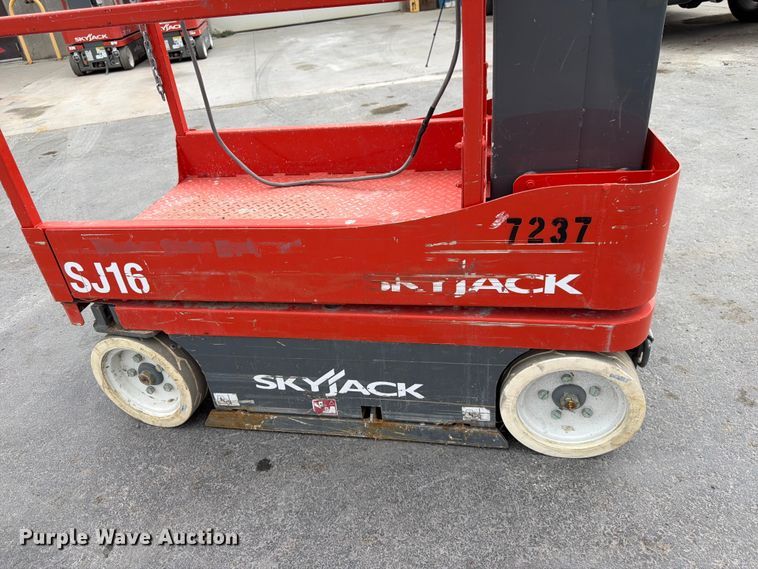 image for item FK4591 2016 Skyjack SJ16 vertical lift