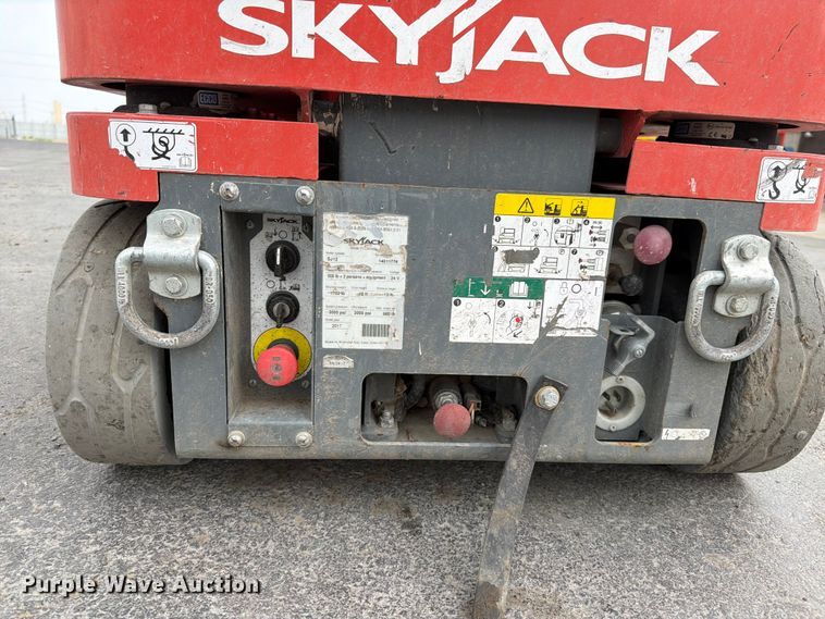image for item FK4592 2017 Skyjack SJ12 vertical lift