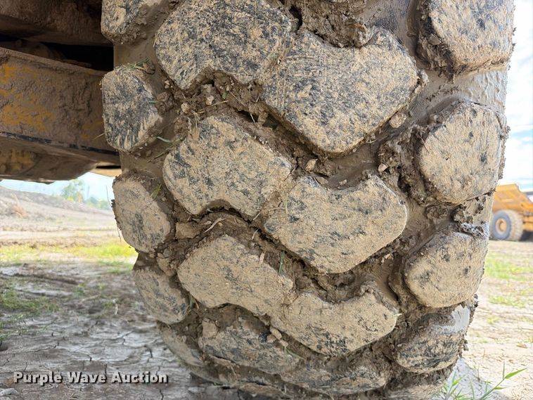 image for item FK5082 2015 Caterpillar 725C articulated haul truck