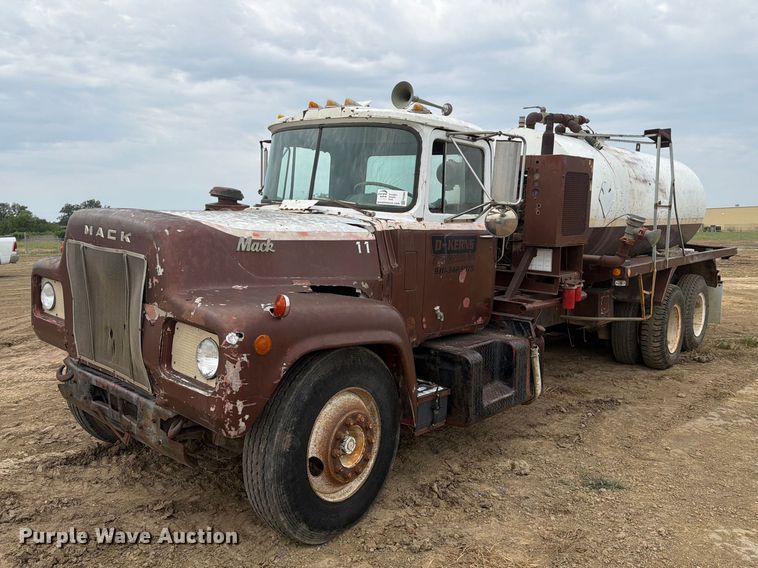 1971 Mack R685 water truck