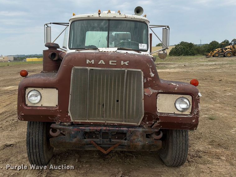 image for item FK5084 1971 Mack R685 water truck