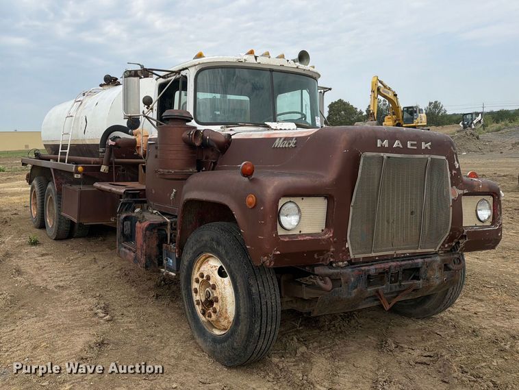 image for item FK5084 1971 Mack R685 water truck