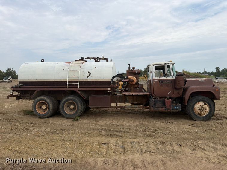 image for item FK5084 1971 Mack R685 water truck