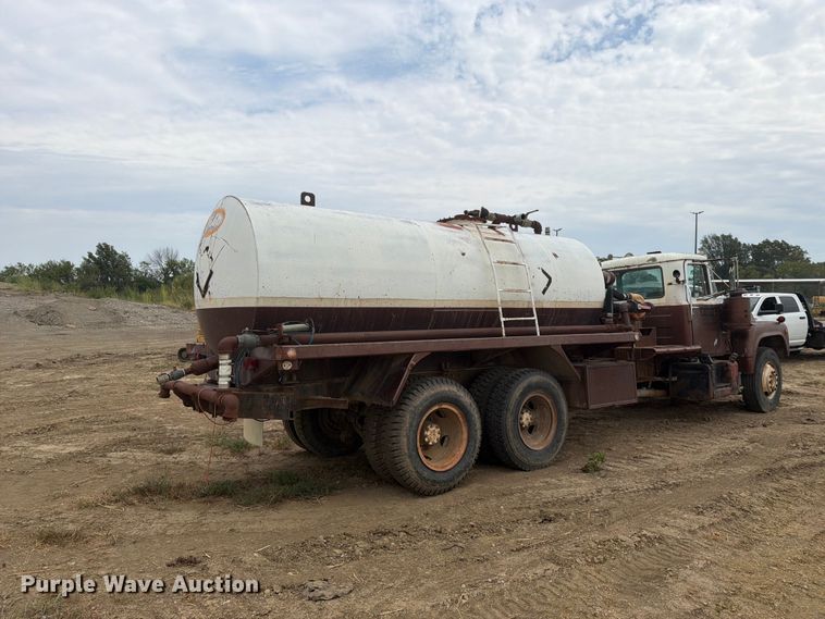 image for item FK5084 1971 Mack R685 water truck