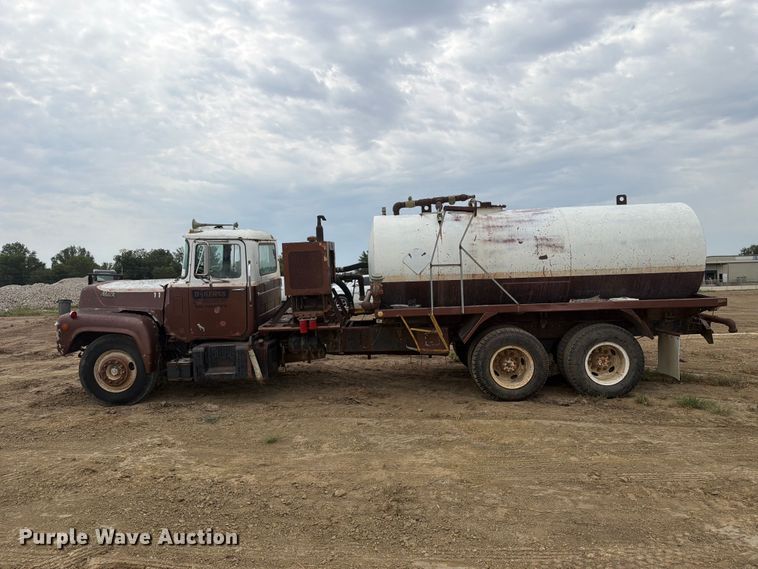 image for item FK5084 1971 Mack R685 water truck