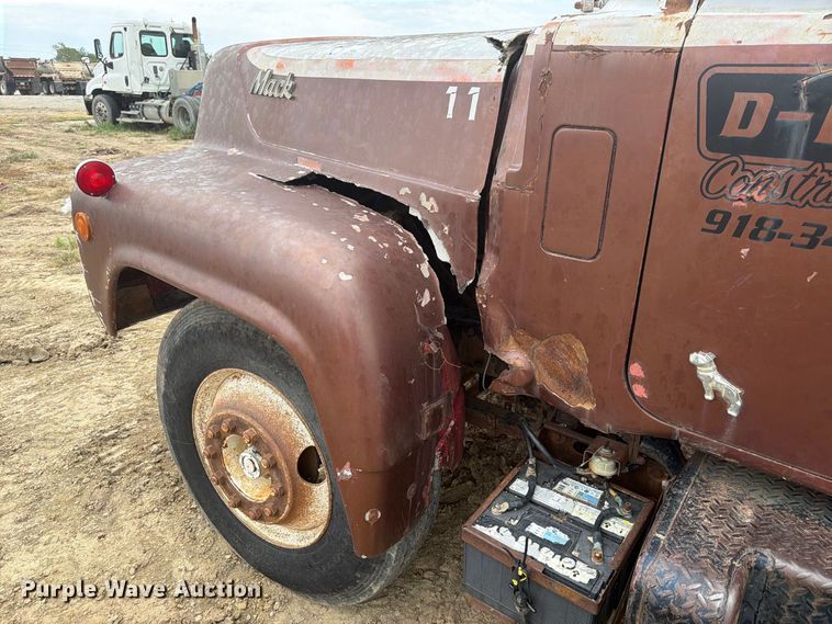 image for item FK5084 1971 Mack R685 water truck