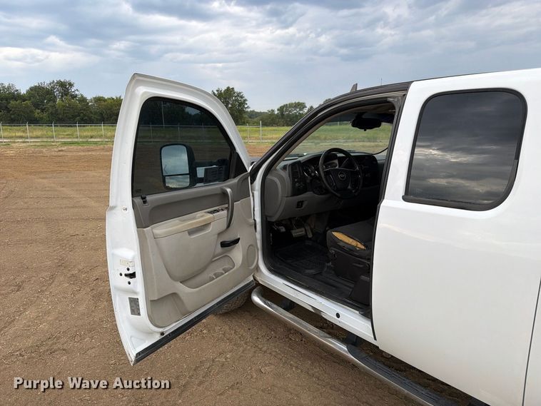 image for item FK5086 2013 Chevrolet Silverado 2500HD Ext. Cab pickup truck