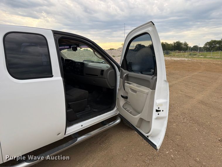 image for item FK5086 2013 Chevrolet Silverado 2500HD Ext. Cab pickup truck