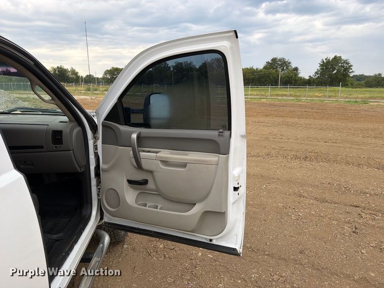 image for item FK5086 2013 Chevrolet Silverado 2500HD Ext. Cab pickup truck