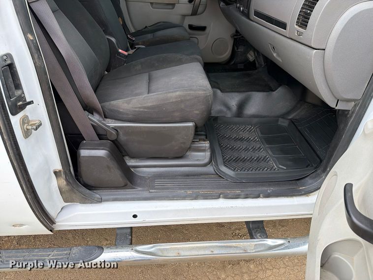 image for item FK5086 2013 Chevrolet Silverado 2500HD Ext. Cab pickup truck