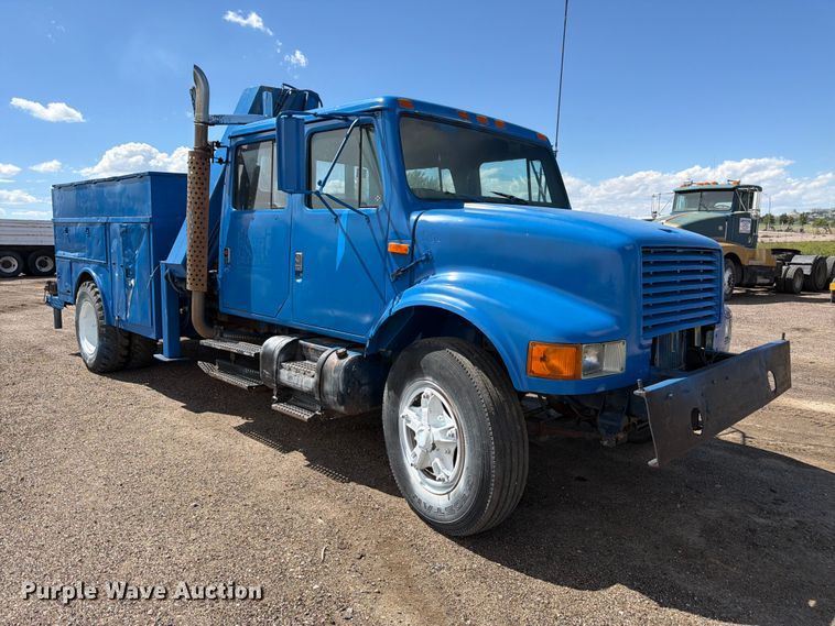 image for item FM7631 1990 International 4700 Crew Cab utility / service truck