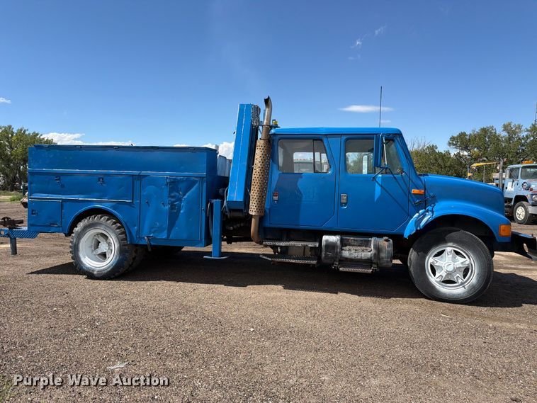 image for item FM7631 1990 International 4700 Crew Cab utility / service truck