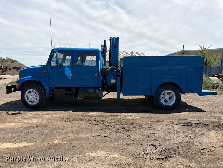 image for item FM7631 1990 International 4700 Crew Cab utility / service truck