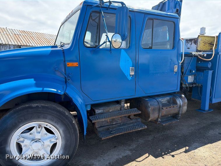 image for item FM7631 1990 International 4700 Crew Cab utility / service truck