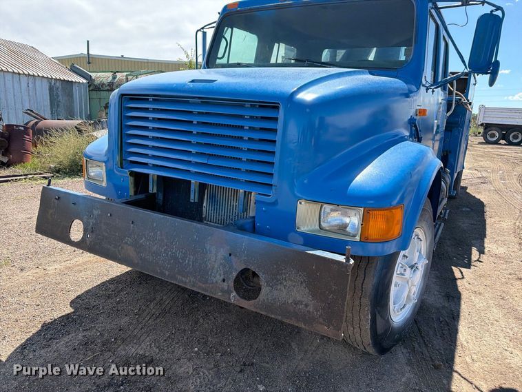 image for item FM7631 1990 International 4700 Crew Cab utility / service truck