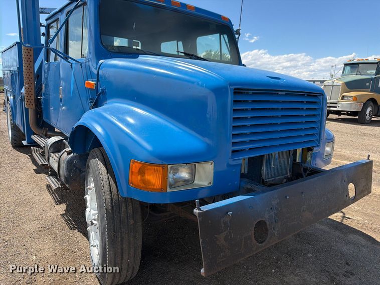 image for item FM7631 1990 International 4700 Crew Cab utility / service truck