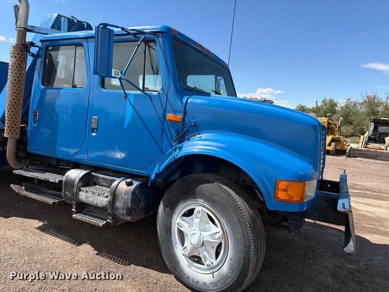 image for item FM7631 1990 International 4700 Crew Cab utility / service truck