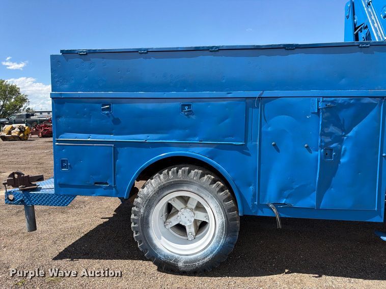 image for item FM7631 1990 International 4700 Crew Cab utility / service truck