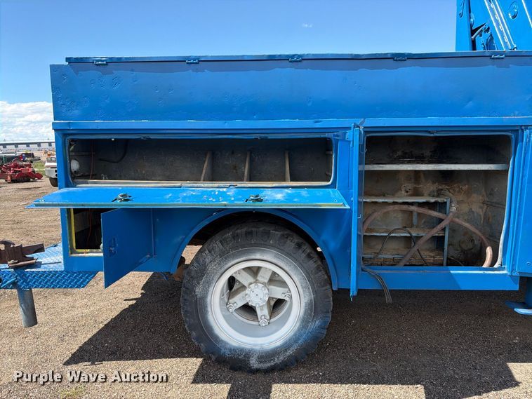 image for item FM7631 1990 International 4700 Crew Cab utility / service truck
