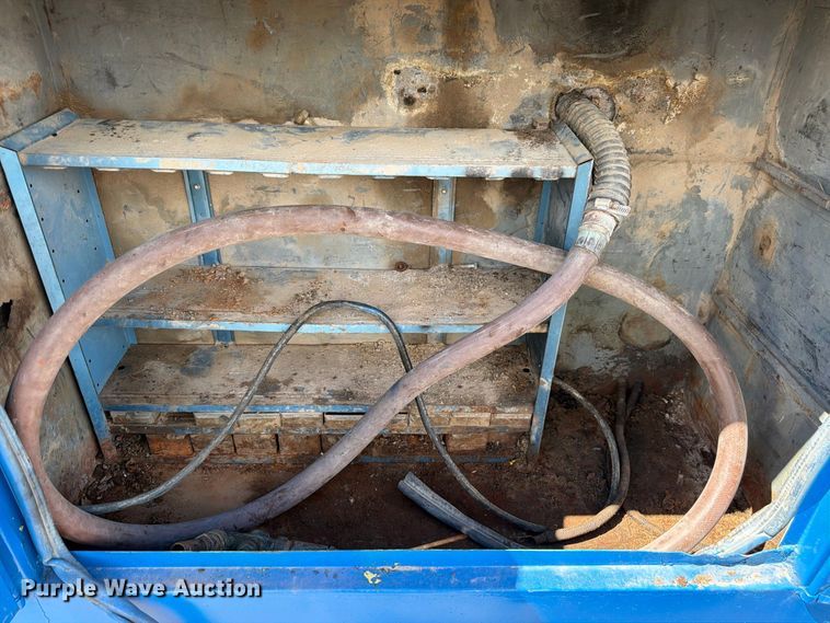 image for item FM7631 1990 International 4700 Crew Cab utility / service truck